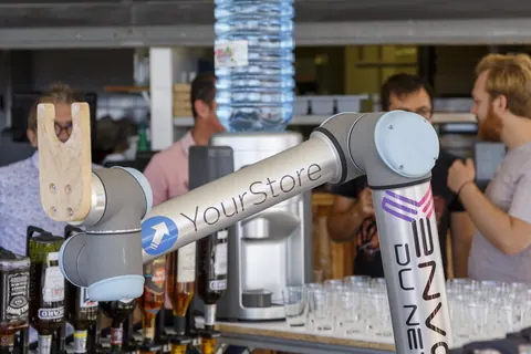 YourStore × EnvoiDuNet · juin 2019 — Un robot aux couleurs des deux marques lors de la rencontre annuelle.